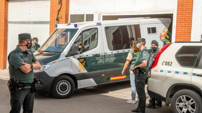 El asesino confeso de Rocío Caíz, en el furgón policial tras un registro.