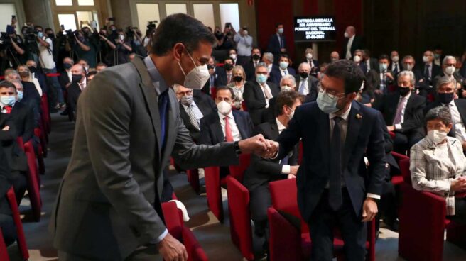 Sánchez y Aragonés se saludan en Barcelona.