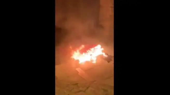 Roban y queman la bandera de España del Ayuntamiento de Vic