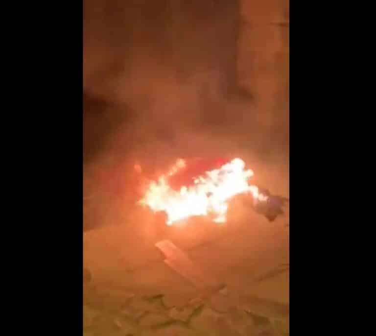 Roban y queman la bandera de España del Ayuntamiento de Vic