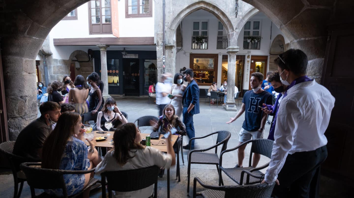 Miles de ofertas de empleo para verano: hostelería, logística y supermercados buscan personal
