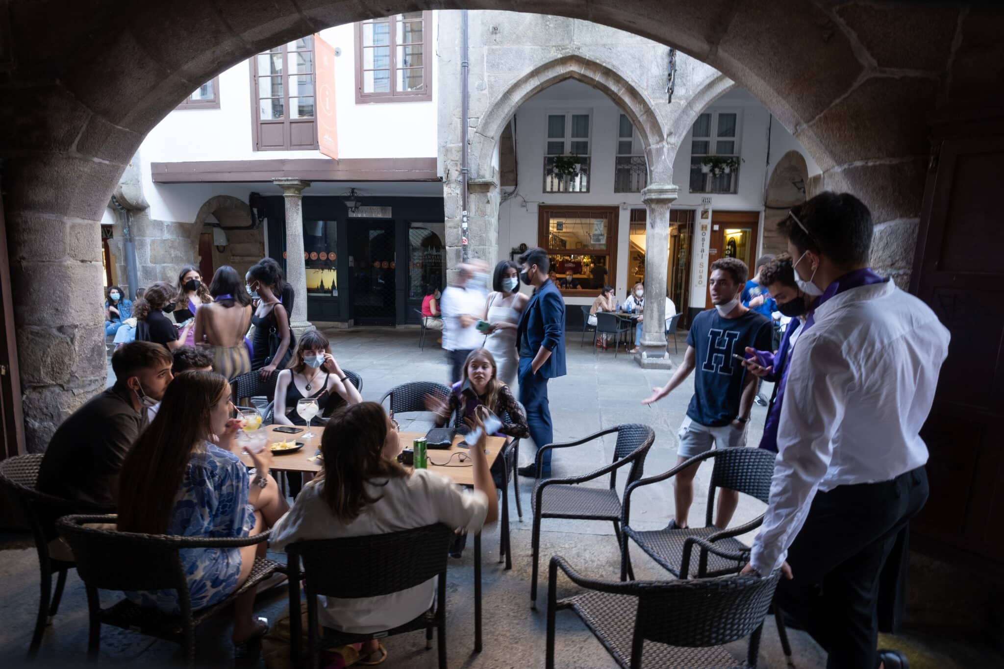 Jóvenes en una mesa de una terraza de un bar.