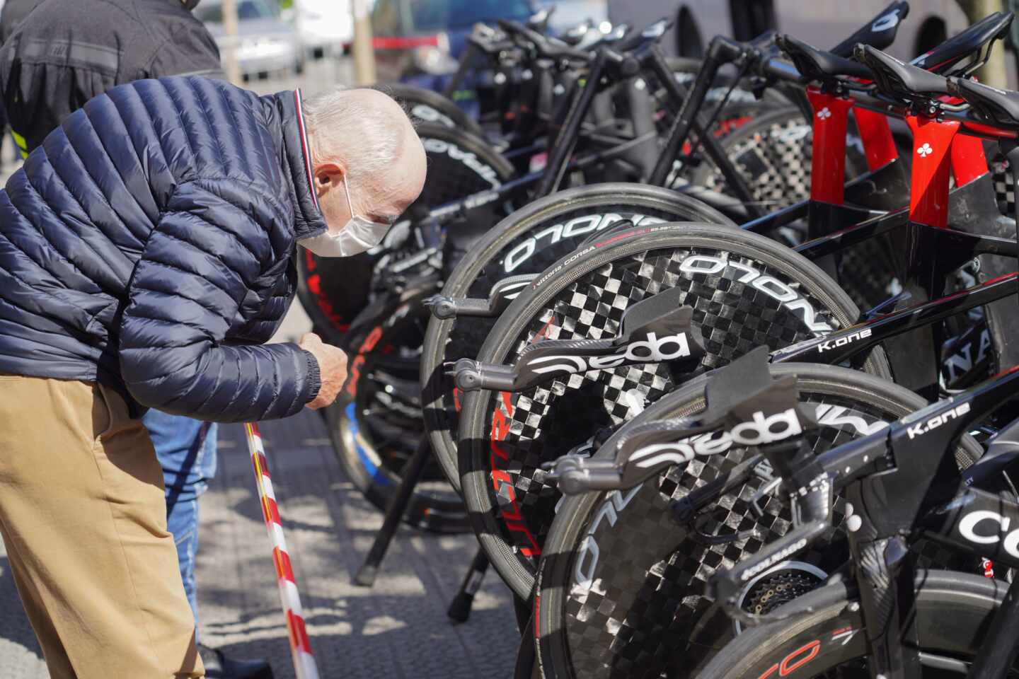 Un hombre observa variass bicicletas durante una etapa de la Vuelta al País Vasco