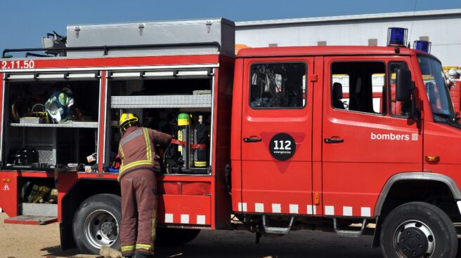 Desalojan un hotel de Gerona tras derrumbarse parte del techo Bomberos de la Generalitat en una imagen de archivo.