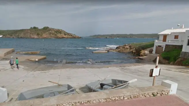 Muere un bañista tras golpearse con una roca en la Cala Tap de Menorca