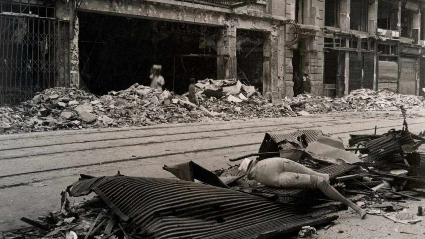 Imagen de la Calle Mayor a la altura del número 4 durante la Guerra Civil