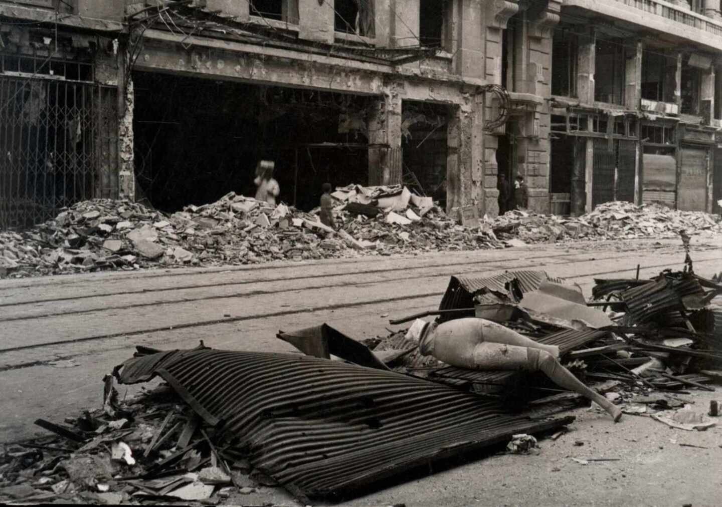 Imagen de la Calle Mayor a la altura del número 4 durante la Guerra Civil