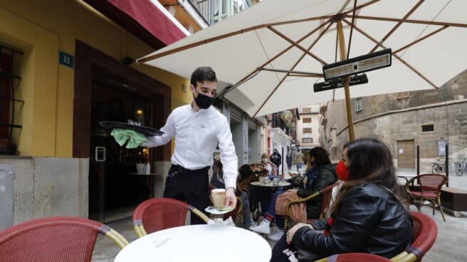 Un camarero atiende una terraza en Palma de Mallorca. Un camarero atiende una terraza en Palma de Mallorca.