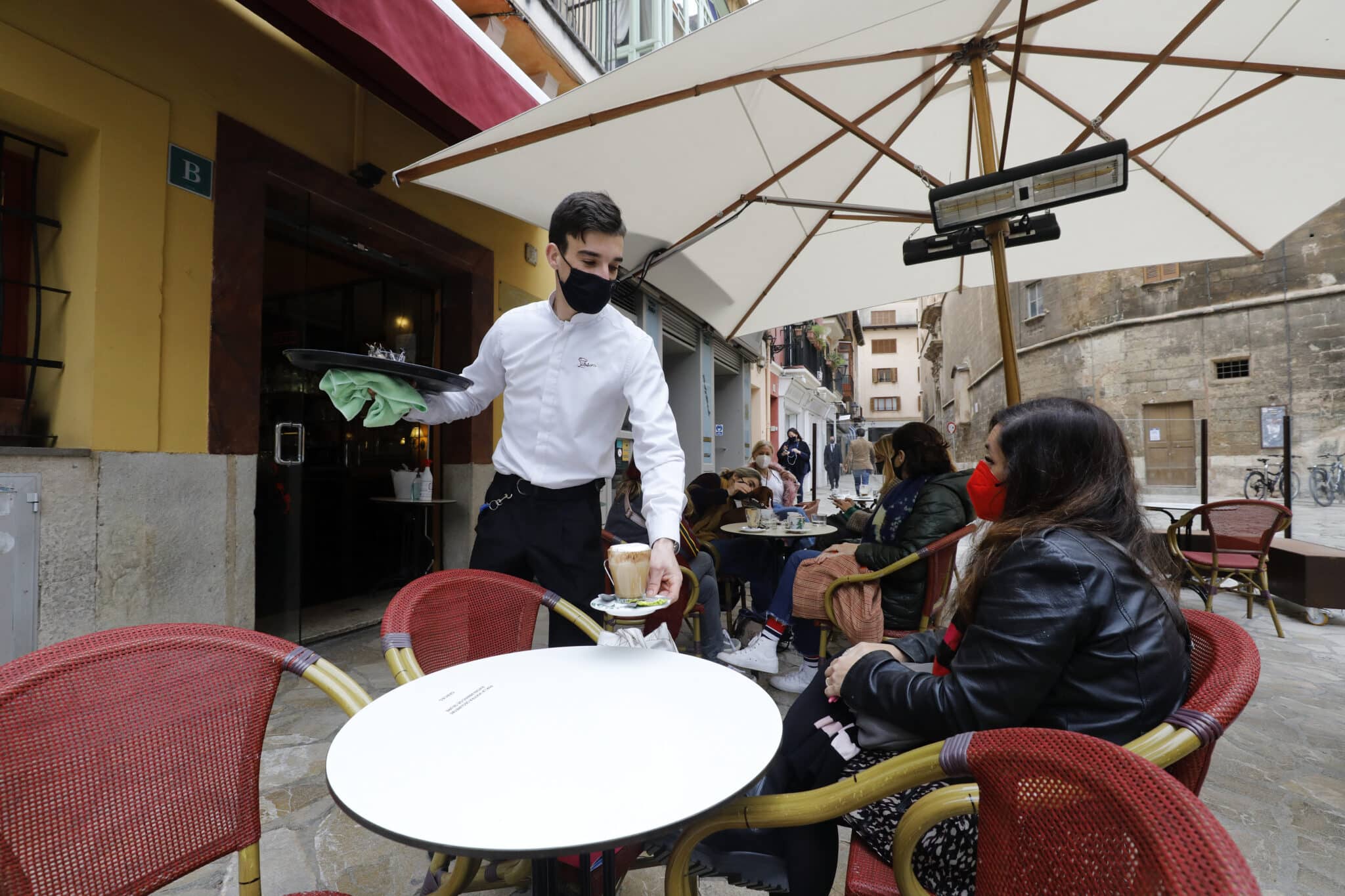 Un camarero atiende una terraza en Palma de Mallorca.