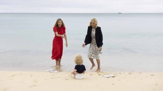 Carrie Johnson (izquierda), junto a su hijo Wilfred y a Jill Biden durante la cumbre del G7 en Cornualles.