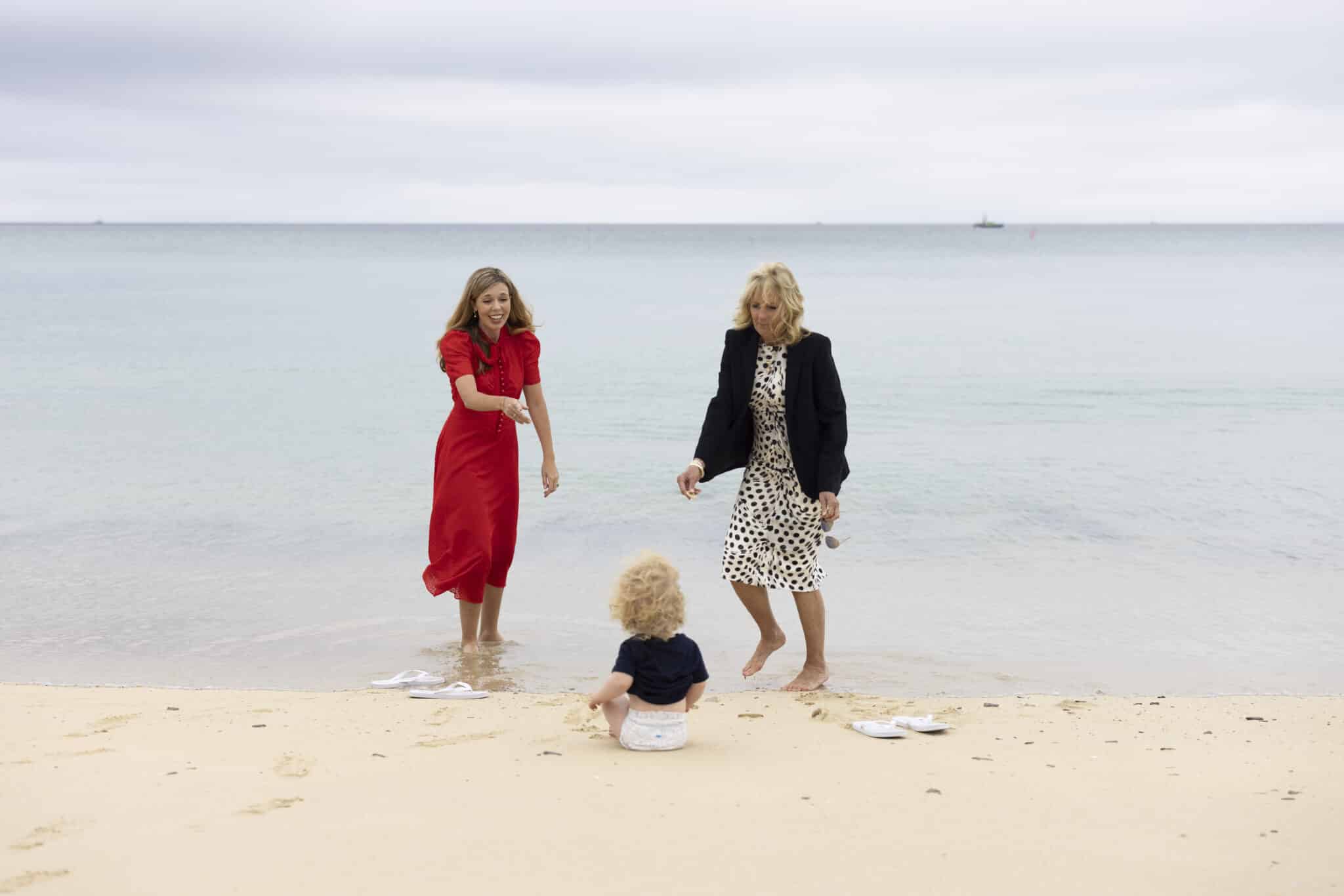 Carrie Johnson (izquierda), junto a su hijo Wilfred y a Jill Biden durante la cumbre del G7 en Cornualles.