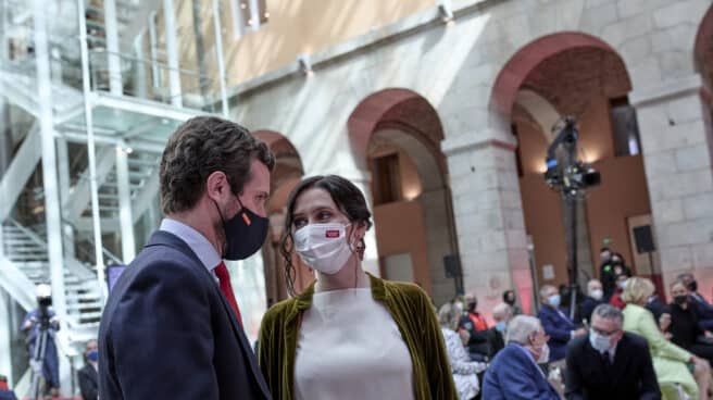 El presidente del PP, Pablo Casado (i), y la presidenta de la Comunidad de Madrid, Isabel Díaz Ayuso (d) El presidente del PP, Pablo Casado (i), y la presidenta de la Comunidad de Madrid, Isabel Díaz Ayuso (d)