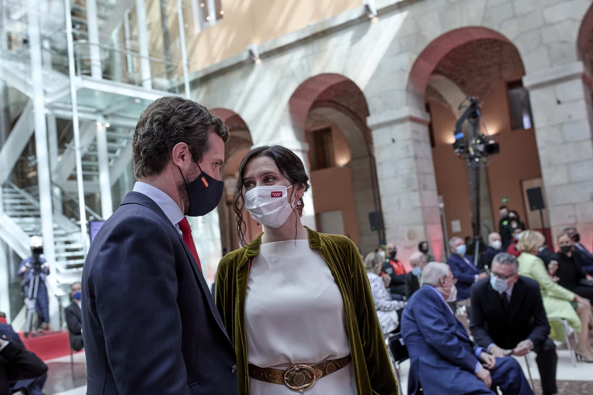 El presidente del PP, Pablo Casado (i), y la presidenta de la Comunidad de Madrid, Isabel Díaz Ayuso (d)