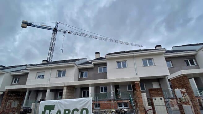 Las hipotecas fijas siguen creciendo frente a las variables. Casas adosadas en construcción.