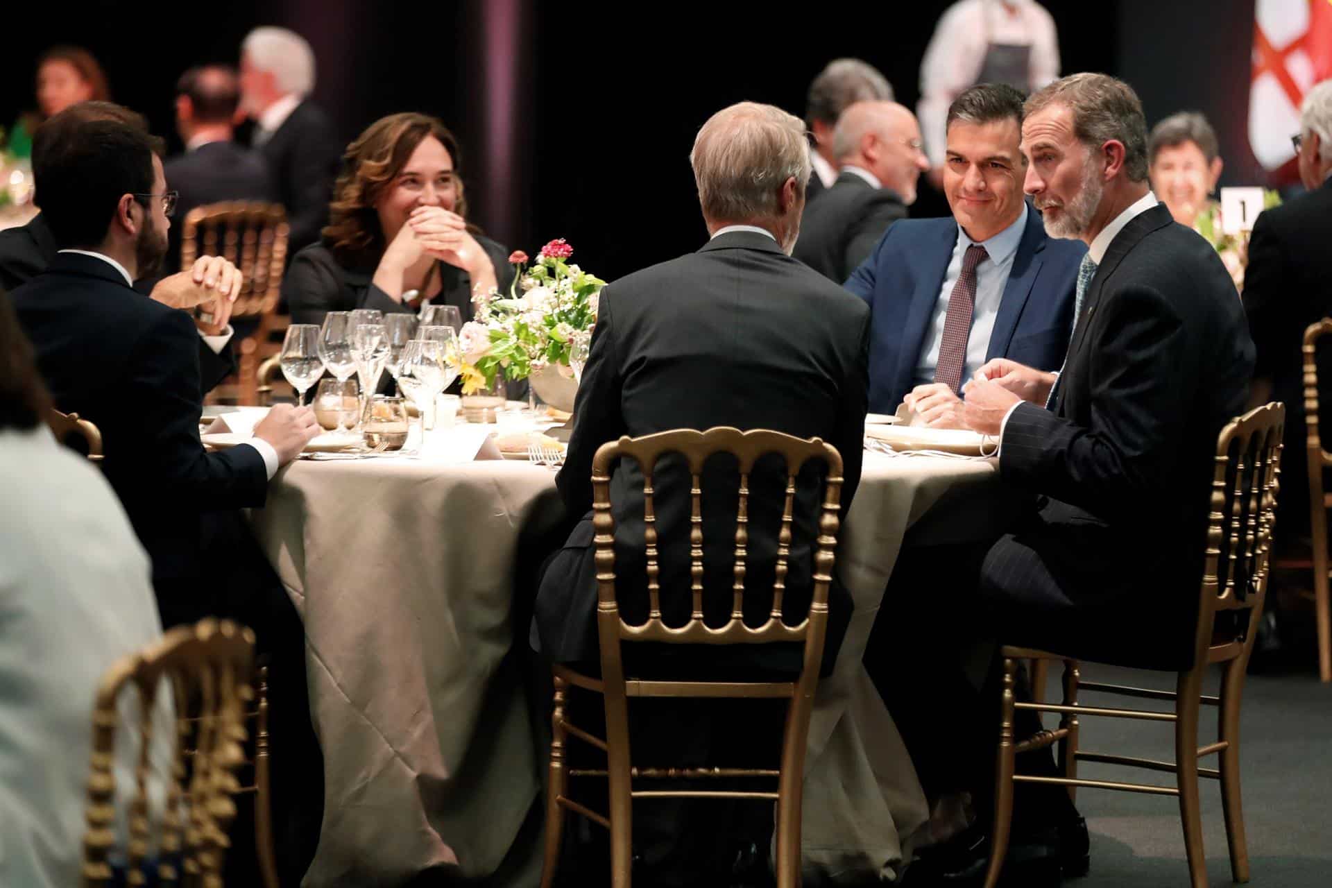 Felipe VI cena con Pedro Sánchez, Pere Aragonès y Ada Colau en la inauguración del Mobile World Congress 2021.