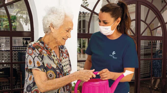 En los centros de día, profesionales sociosanitarios trabajan para conservar y mejorar la calidad de vida de las personas dependientes.