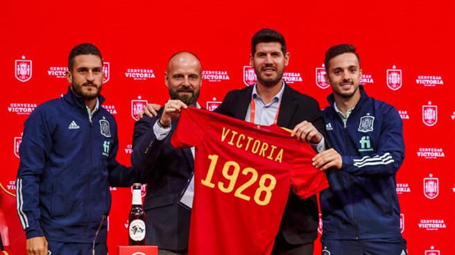 Koke, y Sarabia, jugadores de la Selección, posan con la camiseta de España y la marca de cervezas Victoria