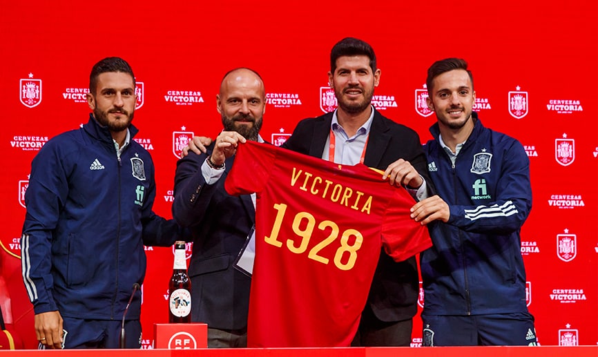 Koke, y Sarabia, jugadores de la Selección, posan con la camiseta de España y la marca de cervezas Victoria