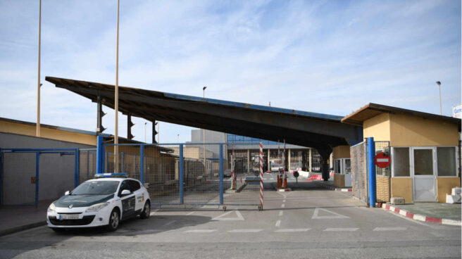 interior-refuerza-seguridad-tarajal-crisis-marruecos Un vehículo de la Guardia Civil en el paso fronterizao del Tarajal, en Ceuta.