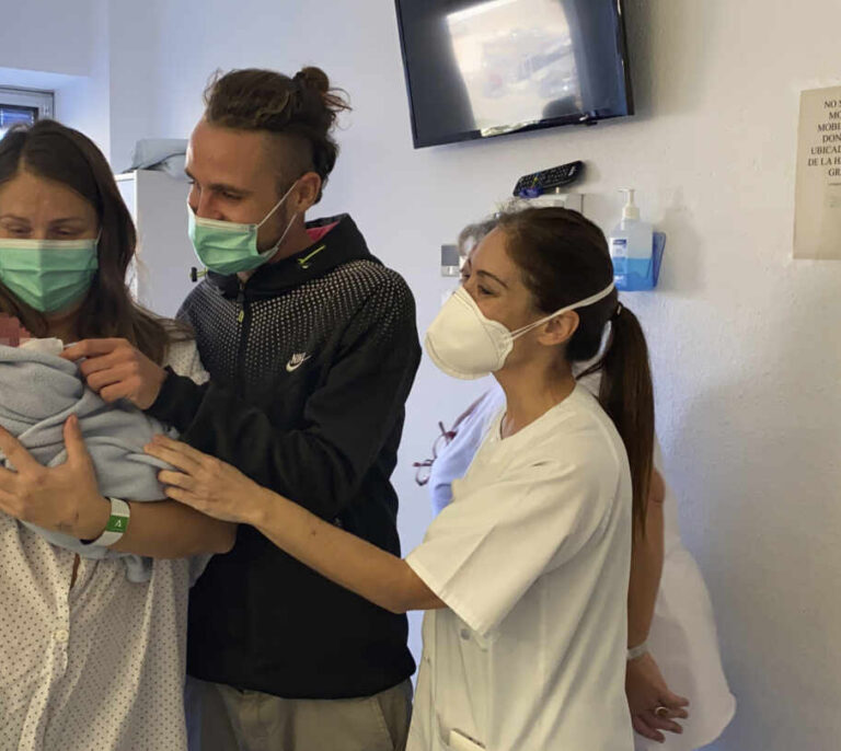 La pandemia hunde los nacimientos en España al nivel más bajo de la historia