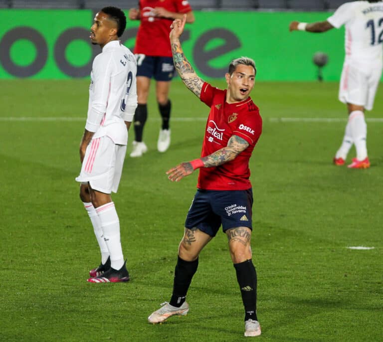 Enfado en la afición del Osasuna por una foto del Chimy Ávila con una camiseta de Santiago Abascal
