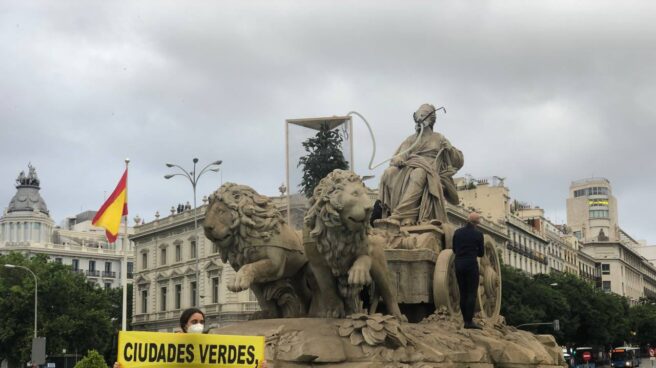 Una activista de Greenpeace dentro de la fuente de Cibeles.