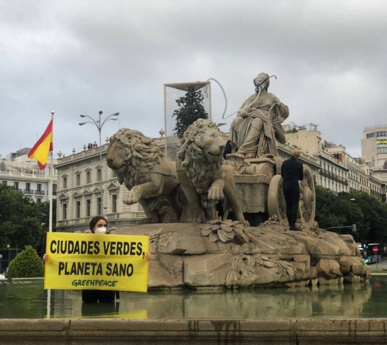 Detenidos varios activistas de Greenpeace en una acción por el Día del Medioambiente