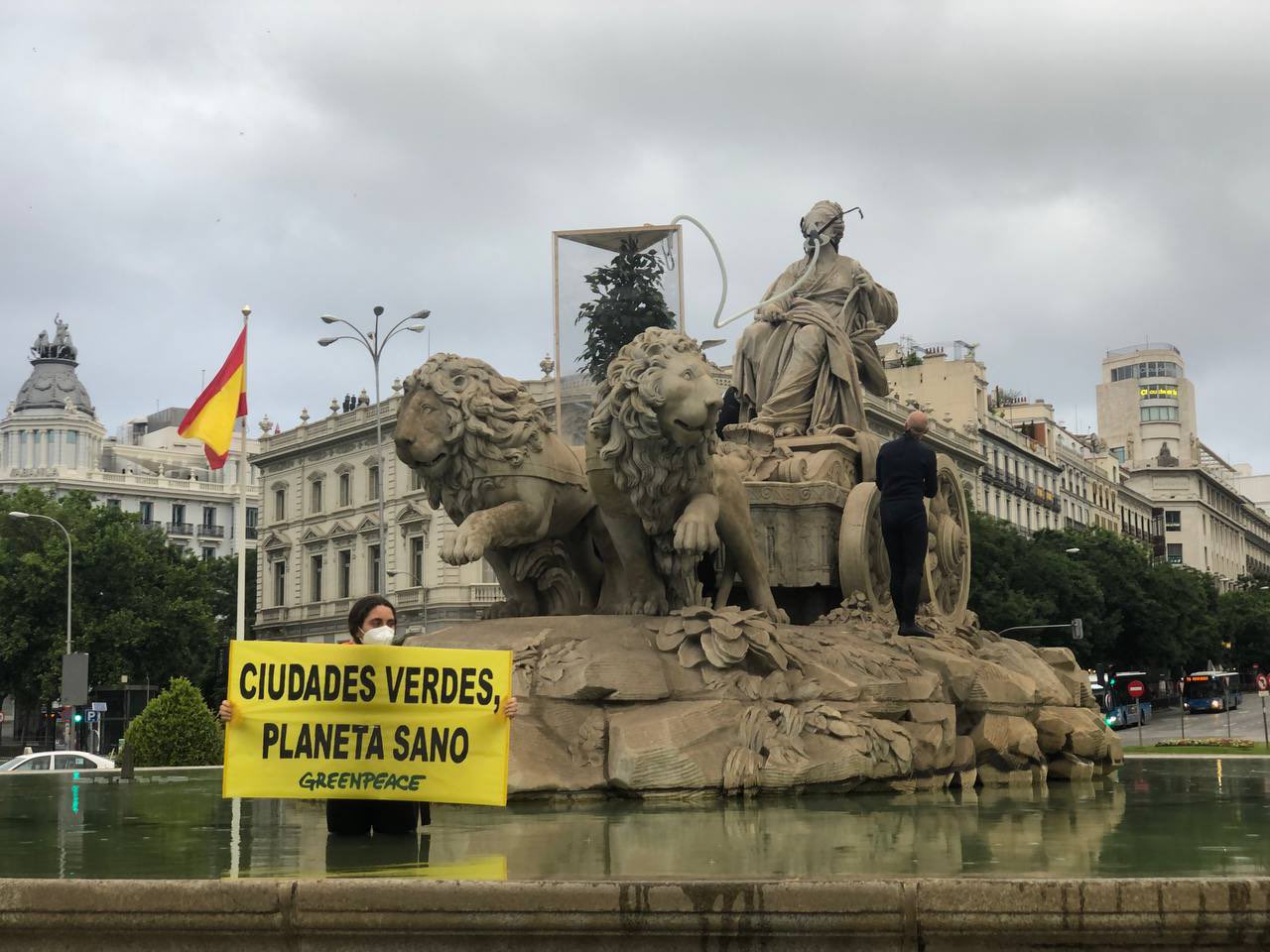 Una activista de Greenpeace dentro de la fuente de Cibeles.