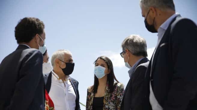 La líder de Cs, Inés Arrimadas (c), conversa con el vicesecretario general y portavoz nacional de Ciudadanos, Edmundo Bal (i), y el líder de Ciudadanos en Cataluña, Carlos Carrizosa (d).