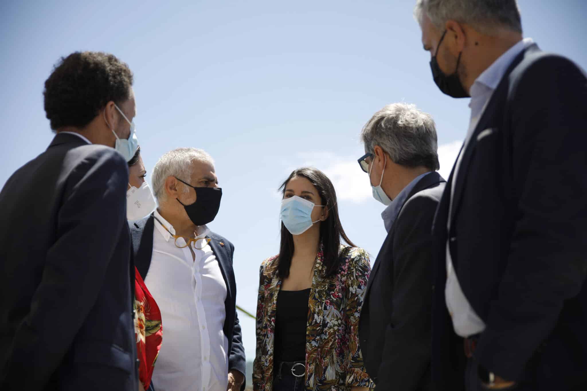 La líder de Cs, Inés Arrimadas (c), conversa con el vicesecretario general y portavoz nacional de Ciudadanos, Edmundo Bal (i), y el líder de Ciudadanos en Cataluña, Carlos Carrizosa (d).