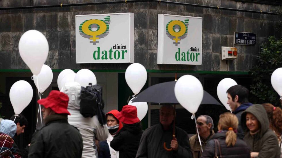 Asociaciones provida se concentran frente a la Clínica Dator