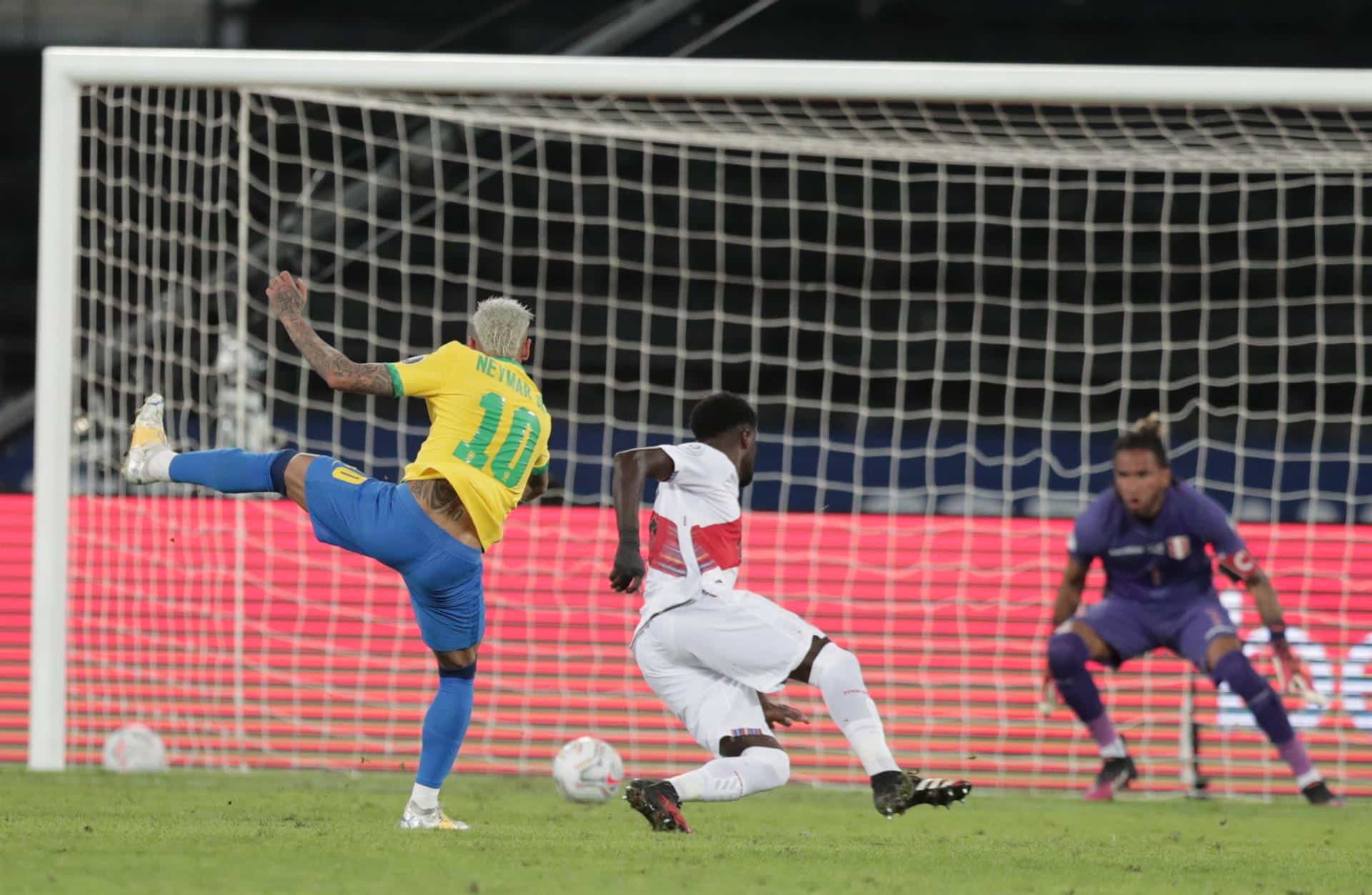 Neymar dispara a puerta en un partido de Brasil en la Copa América.
