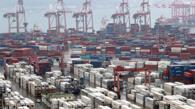 Contenedores apilados en el puerto de Busan, en Corea del Sur. Contenedores apilados en el puerto de Busan, en Corea del Sur.