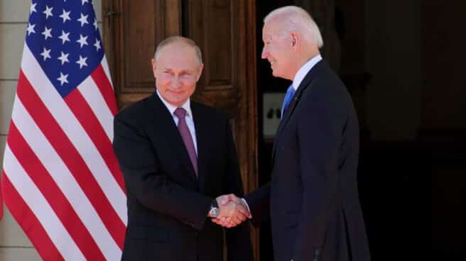 Vladimir Putin y Joe Biden se saludan en Ginebra (Suiza), antes de su primera cumbre.