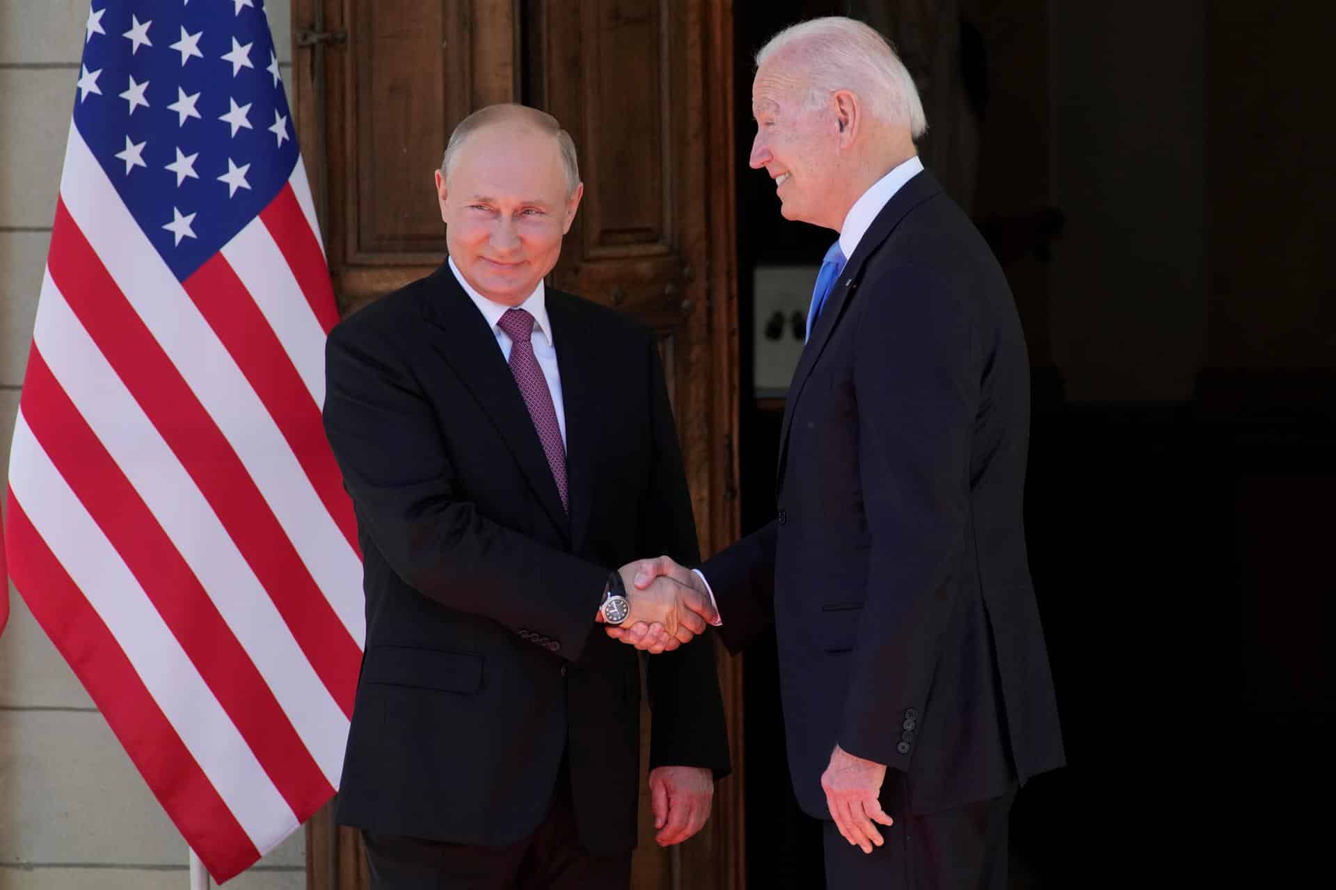 Vladimir Putin y Joe Biden se saludan en Ginebra (Suiza), antes de su primera cumbre.