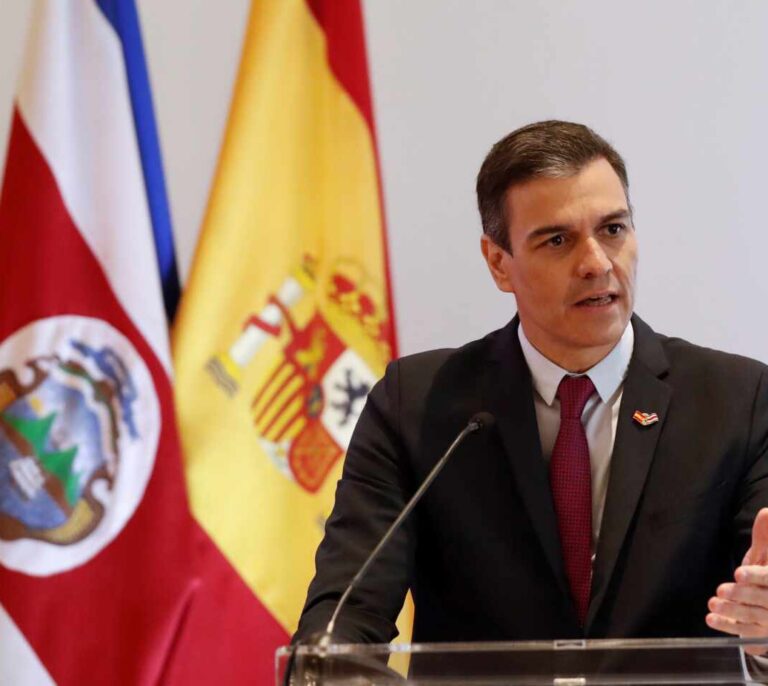 Sánchez denuncia desde Costa Rica a los partidos que "banalizan" la violencia machista