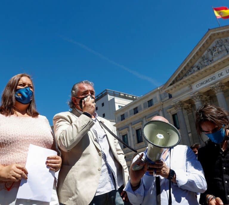 "Marlaska, dimisión": la Asociación de Víctimas del Terrorismo se manifiesta en el Congreso