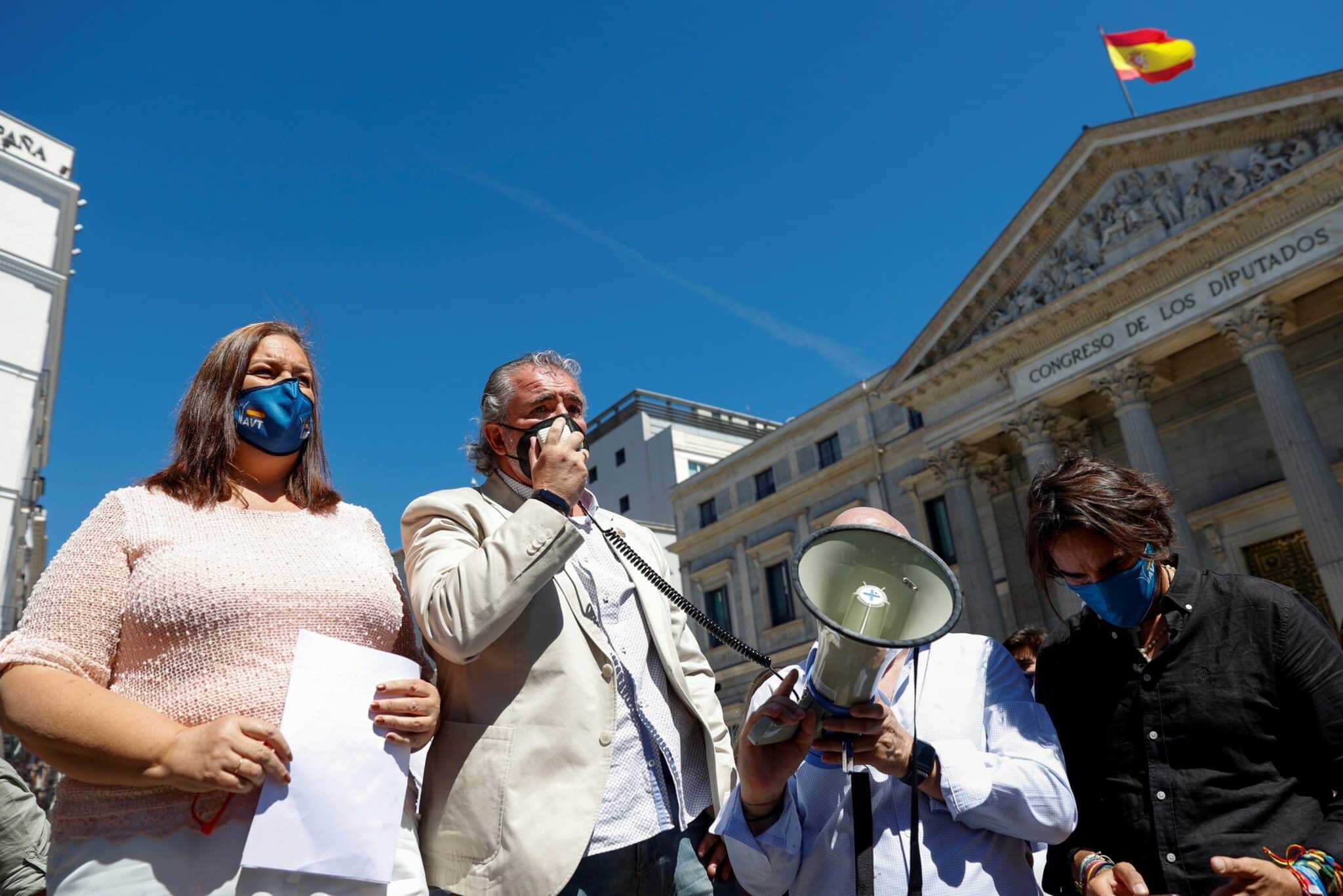 "Marlaska, dimisión": la Asociación de Víctimas del Terrorismo se manifiesta en el Congreso