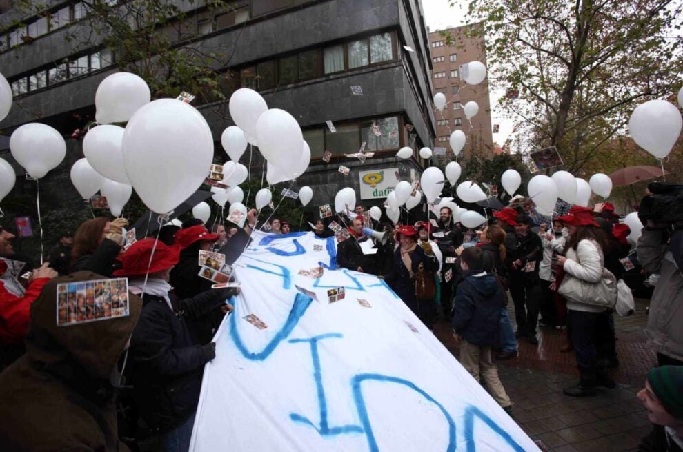 Asociaciones provida se concentran frente a la Clínica Dator