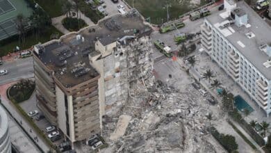 Al menos un muerto y más de 50 desaparecidos tras el derrumbe de un edificio de apartamentos en Miami