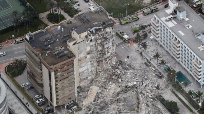 Imagen de archivo del derrumbe de un edificio de apartamentos en Miami. Imagen de archivo del derrumbe de un edificio de apartamentos en Miami.