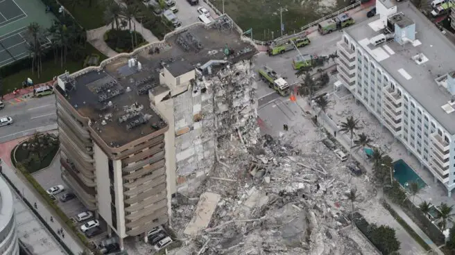 Al menos un muerto y más de 50 desaparecidos tras el derrumbe de un edificio de apartamentos en Miami