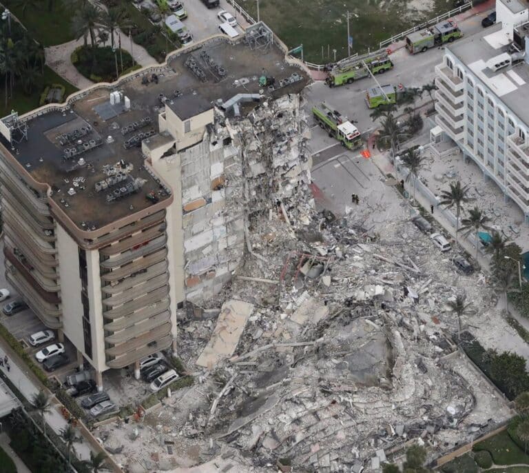 Al menos un muerto y más de 50 desaparecidos tras el derrumbe de un edificio de apartamentos en Miami