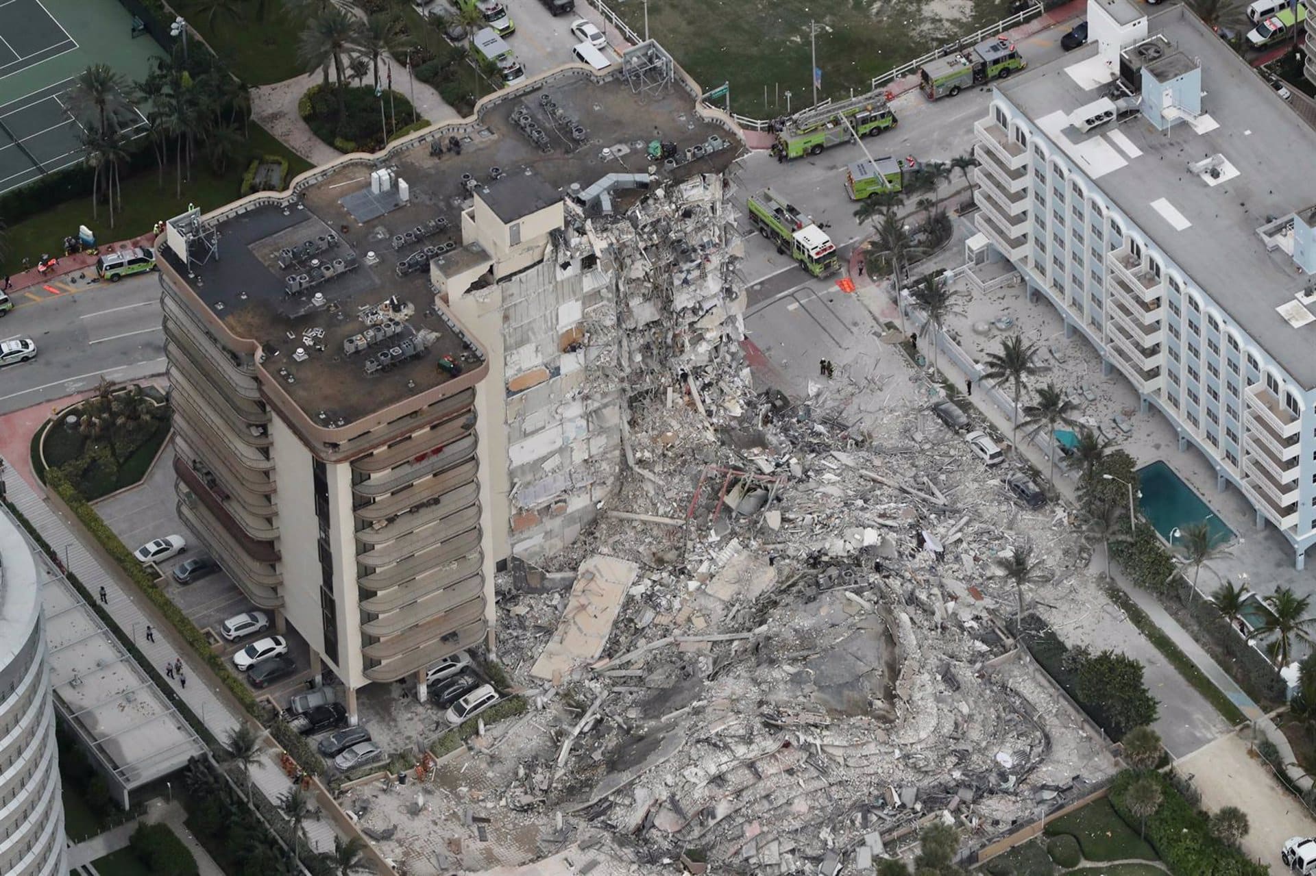 Imagen de archivo del derrumbe de un edificio de apartamentos en Miami.