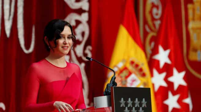 La presidenta de la Comunidad de Madrid, vestida de rojo fucsia, en su toma de posesión. La presidenta de la Comunidad de Madrid, vestida de rojo fucsia, en su toma de posesión.