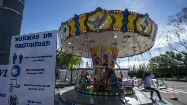 Varias familias con niños en una atracció