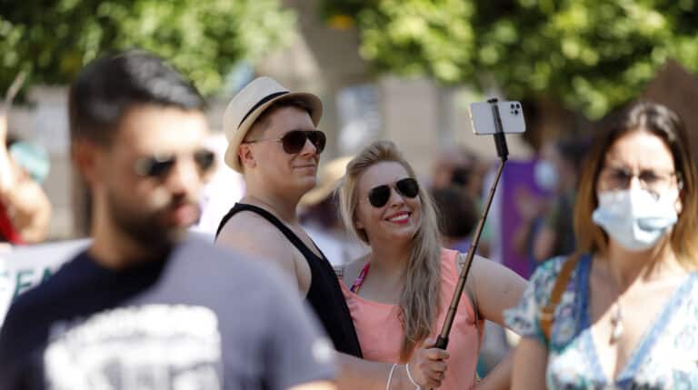 Dos jóvenes sin mascarillas en la calle Larias, durante el primer día en el que no es obligado el uso de la mascarilla en exteriores.
