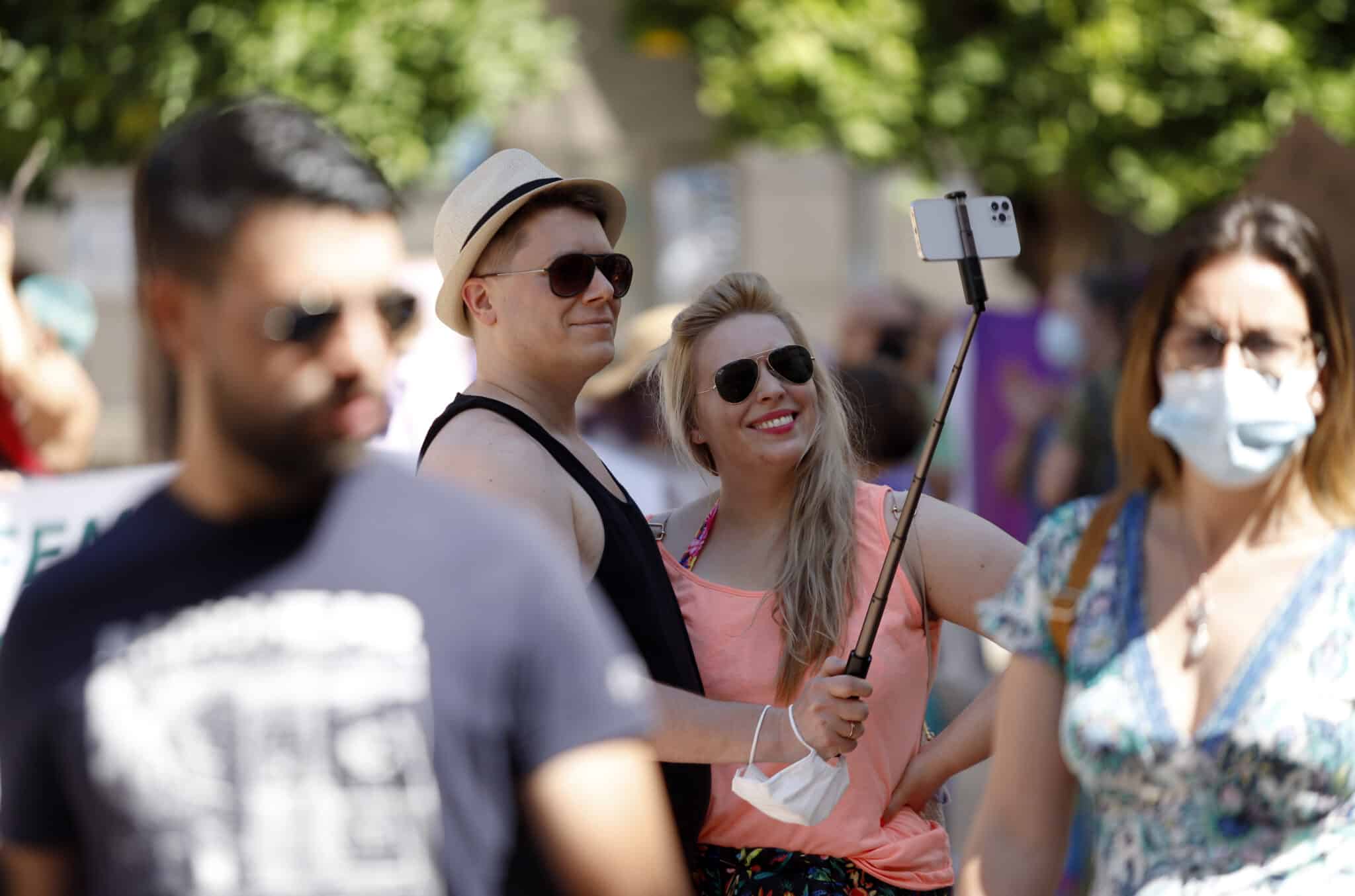 España celebra con prudencia el primer día sin mascarillas