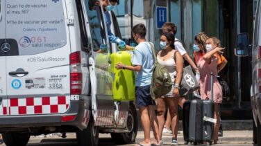 Baleares pide a los jóvenes aislados quedarse en cuarentena o irse de la isla en un 'barco burbuja'