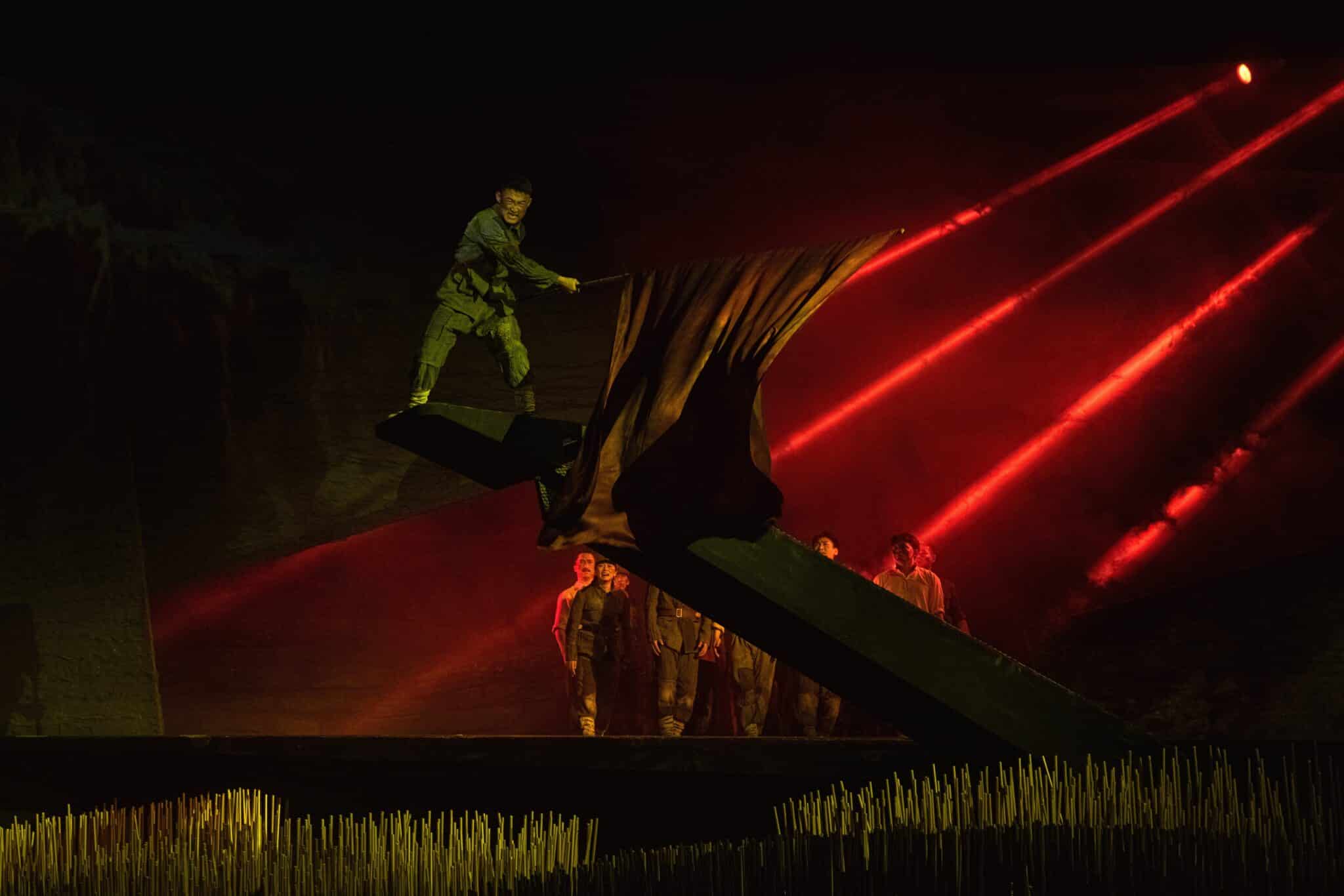 Imagen de la obra de teatro 'Regreso a Yanan' en la que se narra la historia de la marcha del Ejército Rojo en 1934.